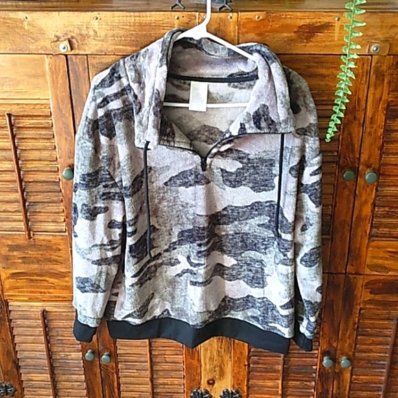 Camo half zip pullover NWOT medium - Picture 1 of 3